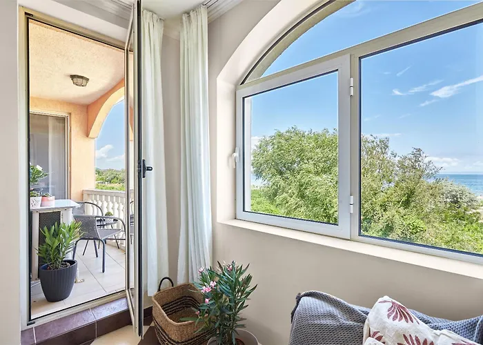 Front Luxury Apartment *