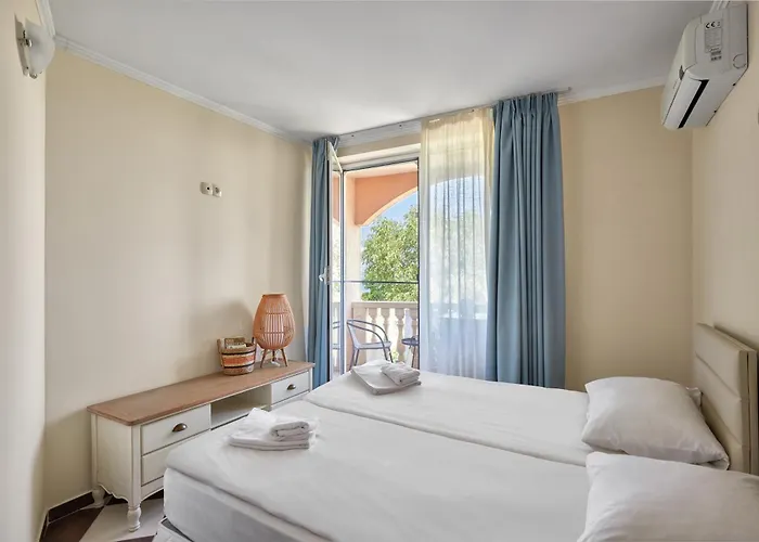 Front Luxury Apartment