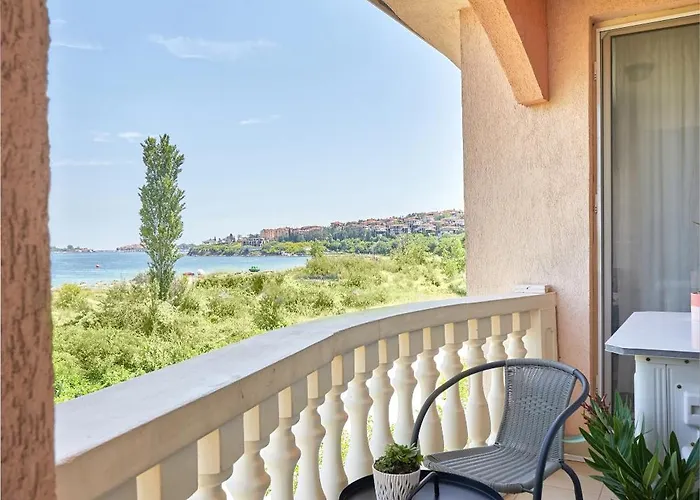 Front Luxury Apartment *