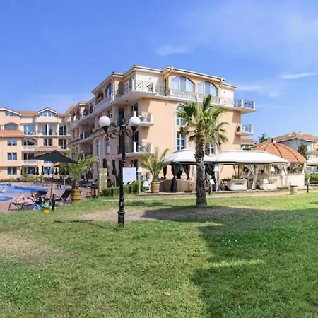 Front Luxury Apartment *