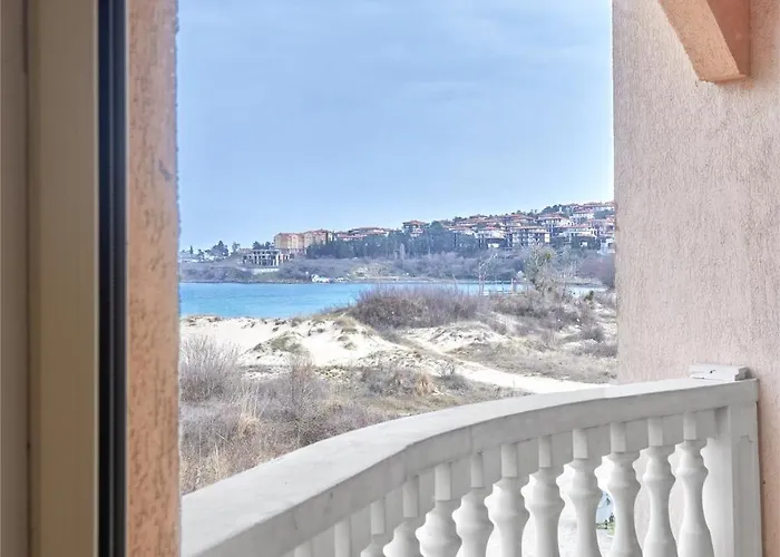 Front Luxury Διαμέρισμα *